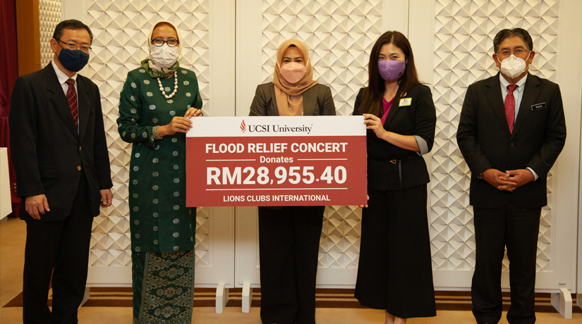 Professor Datuk Ir Ts Dr Siti Hamisah, Vice-Chancellor of UCSI University handing over the mock cheque to a representative of Lions Club KL and witnessed by Datuk Seri Dr Noraini Ahmad, Minister of Higher Education.