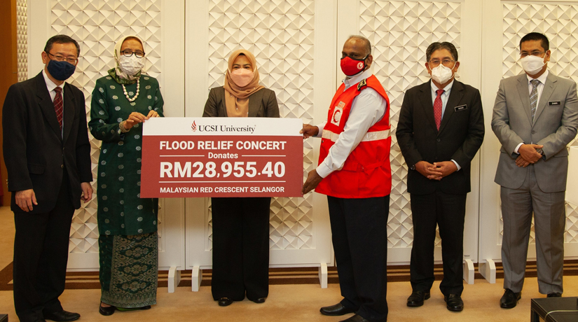 Professor Datuk Ir Ts Dr Siti Hamisah, Vice-Chancellor of UCSI University handing over the mock cheque to a representative of Malaysian Red Crescent of Selangor.