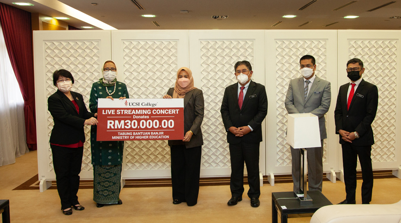 From left: Associate Professor Dr Mabel and Professor Datuk Ir Ts Dr Siti Hamisah are handing over the mock cheque worth RM30,000 to the representatives from Tabung Bantuan Banjir, Ministry of Higher Education. 